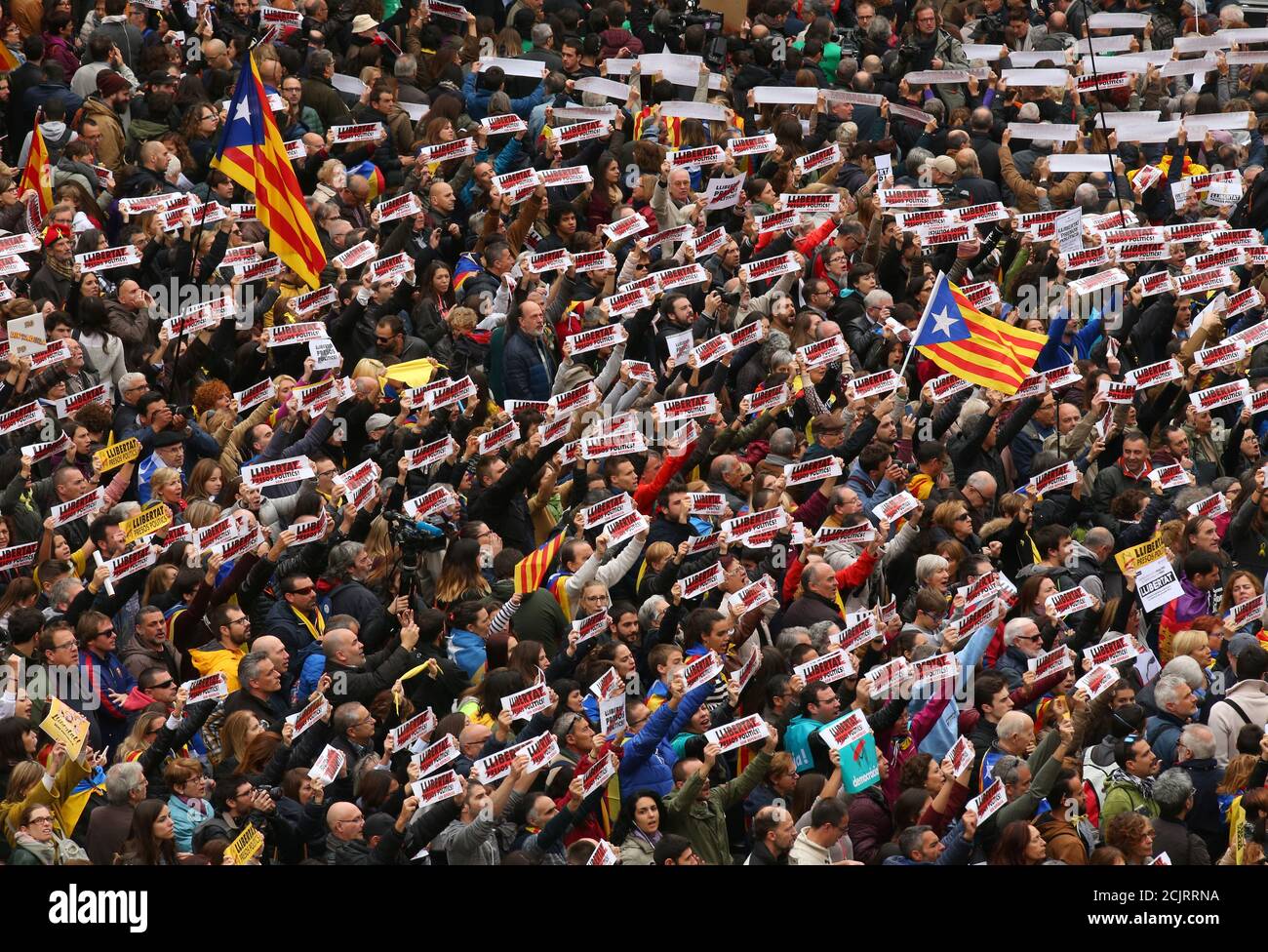 Los manifestantes sostienen pancartas que leen "Libertad presos Políticos, somos República" mientras se reúnen en la plaza Sant Jaume en una manifestación durante una huelga regional parcial en Barcelona, España, el 8 de noviembre de 2017. REUTERS/Albert Gea Foto de stock