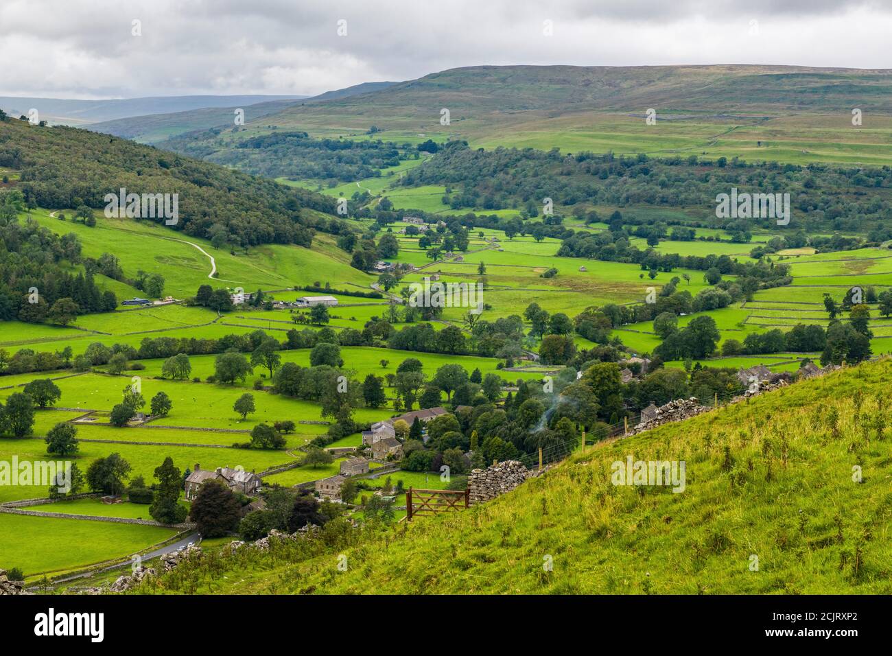 Mirando hacia arriba Upper Wharfedale desde el sendero que conecta Buckden con Kettlewell y más allá de la dale. El vlllage de abajo es Buckden Yorkshire Dales Foto de stock
