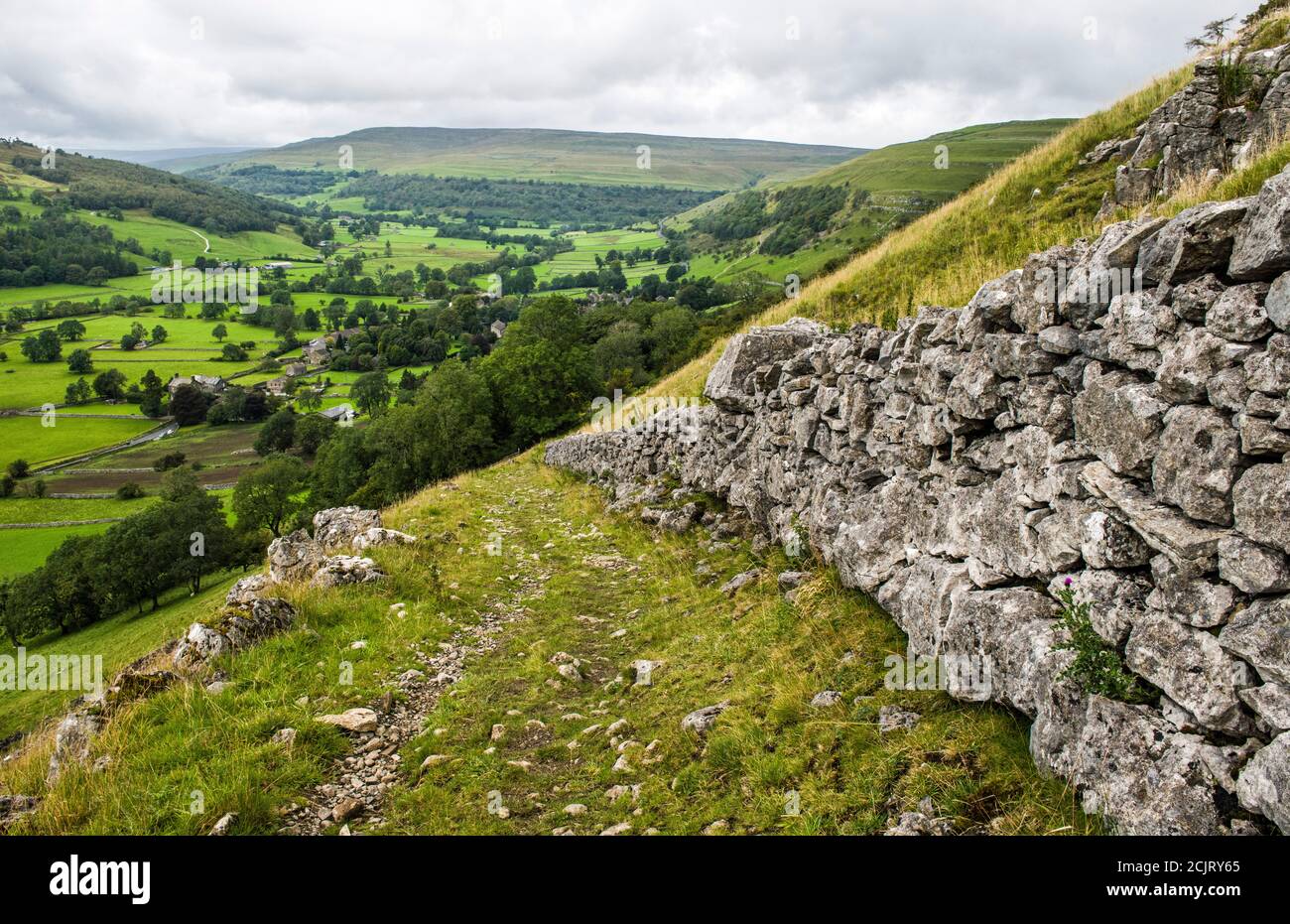 Mirando hacia arriba Upper Wharfedale desde el sendero que conecta Buckden con Kettlewell y más allá de la dale. El vlllage de abajo es Buckden Yorkshire Dales Foto de stock