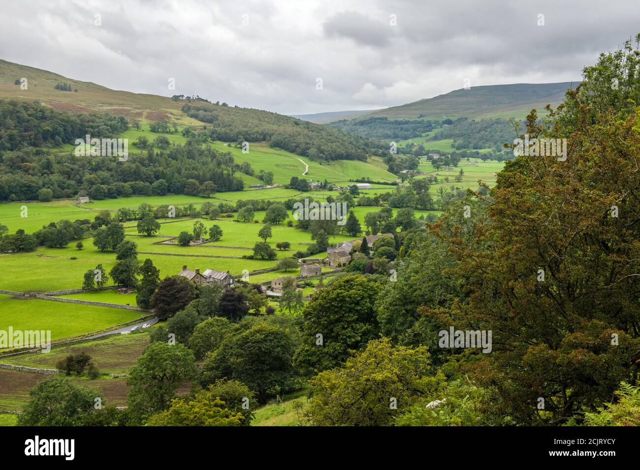 Mirando hacia arriba Upper Wharfedale desde el sendero que conecta Buckden con Kettlewell y más allá de la dale. El vlllage de abajo es Buckden Yorkshire Dales Foto de stock