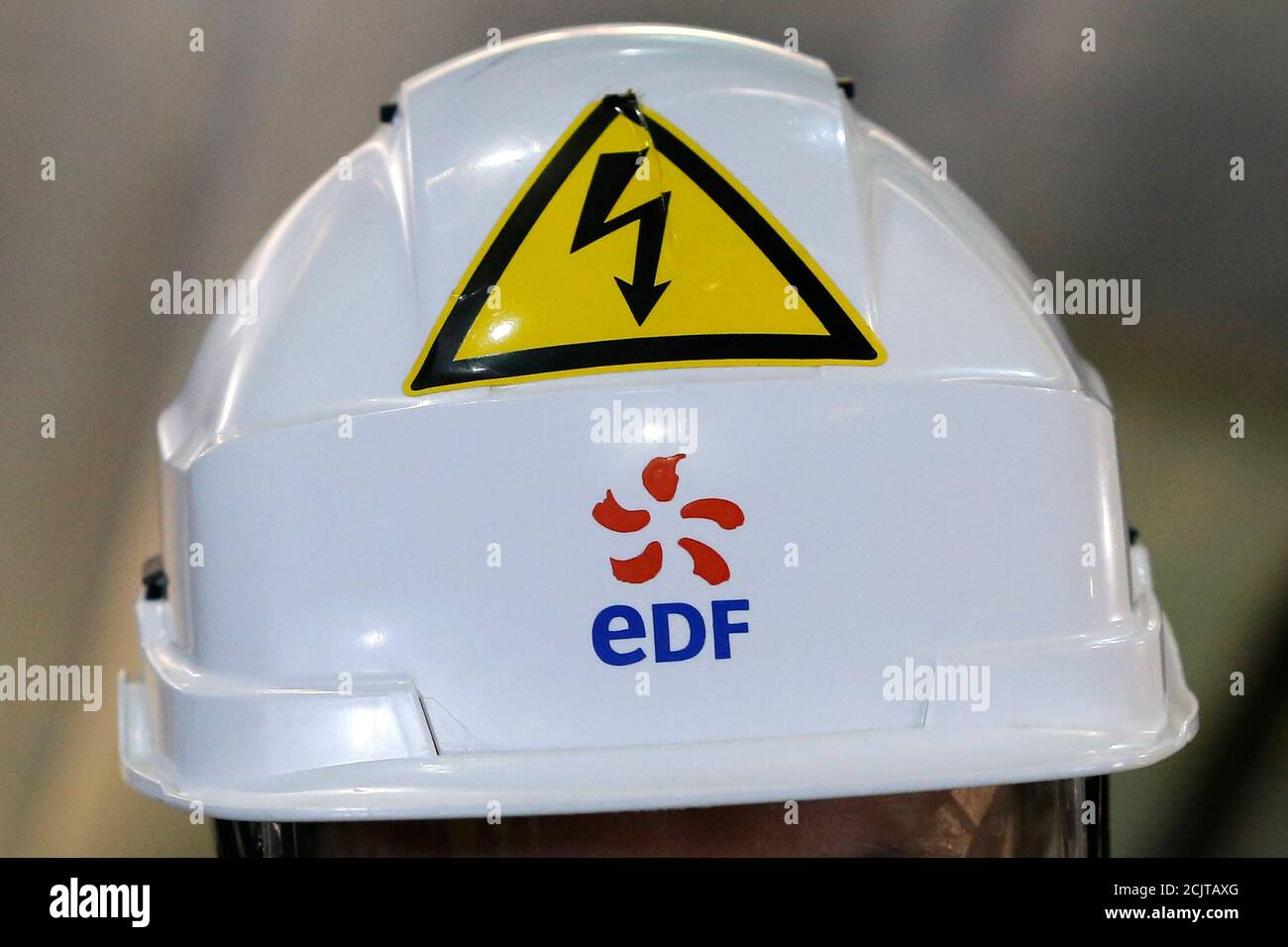 El logotipo de EDF se ve en un casco de seguridad de un empleado de la  central nuclear de Electricite de France (EDF) en Civaux, Francia, el 17 de  marzo de 2016.