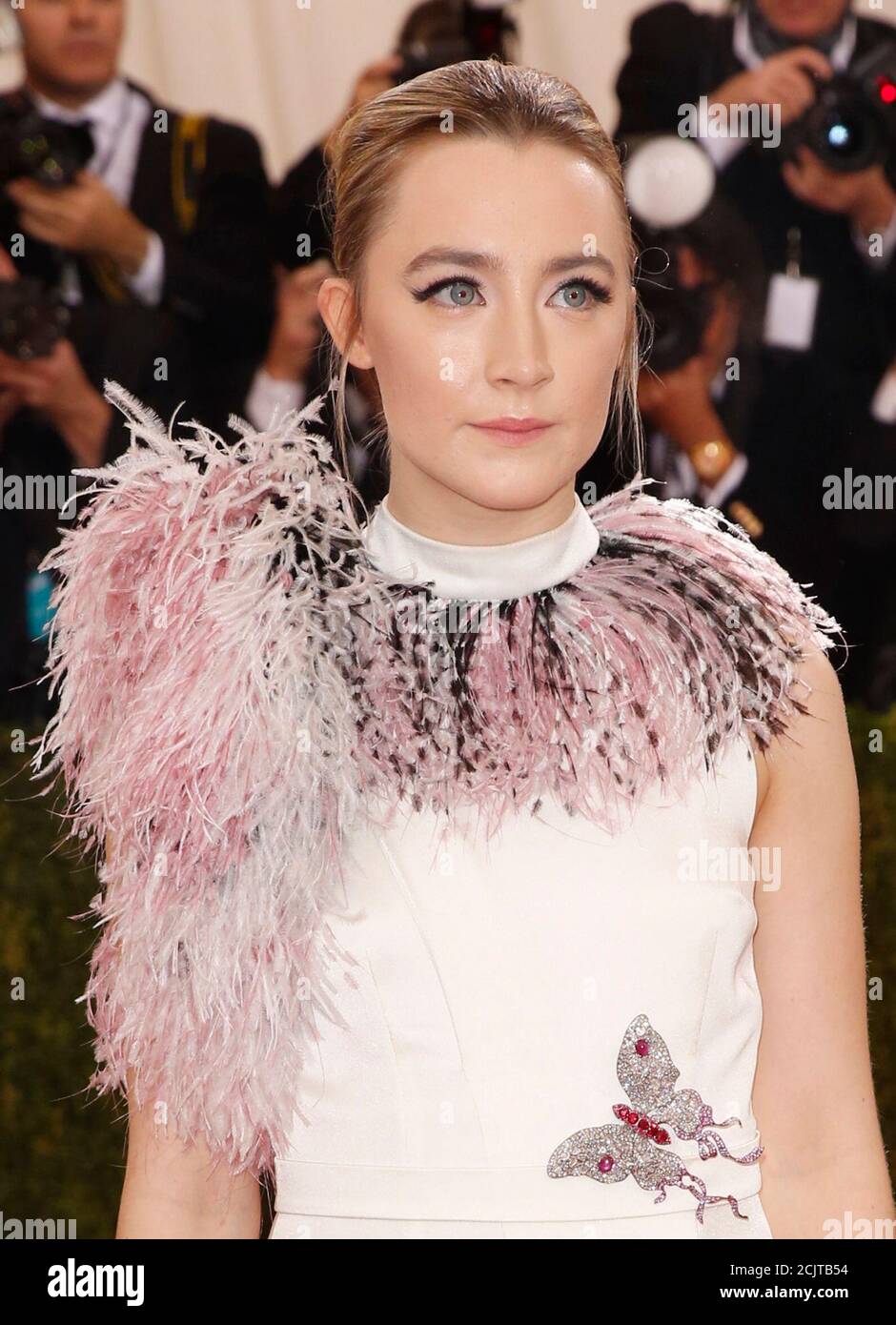 La actriz Saoirse Ronan llega a la Gala del Metropolitan Museum of Art