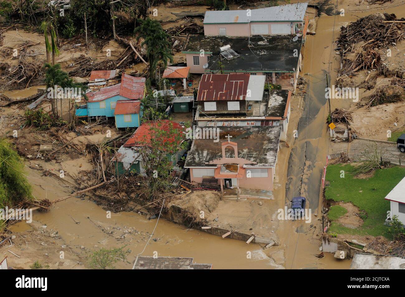 El daño dejado por un río inundado se ve desde el aire durante los