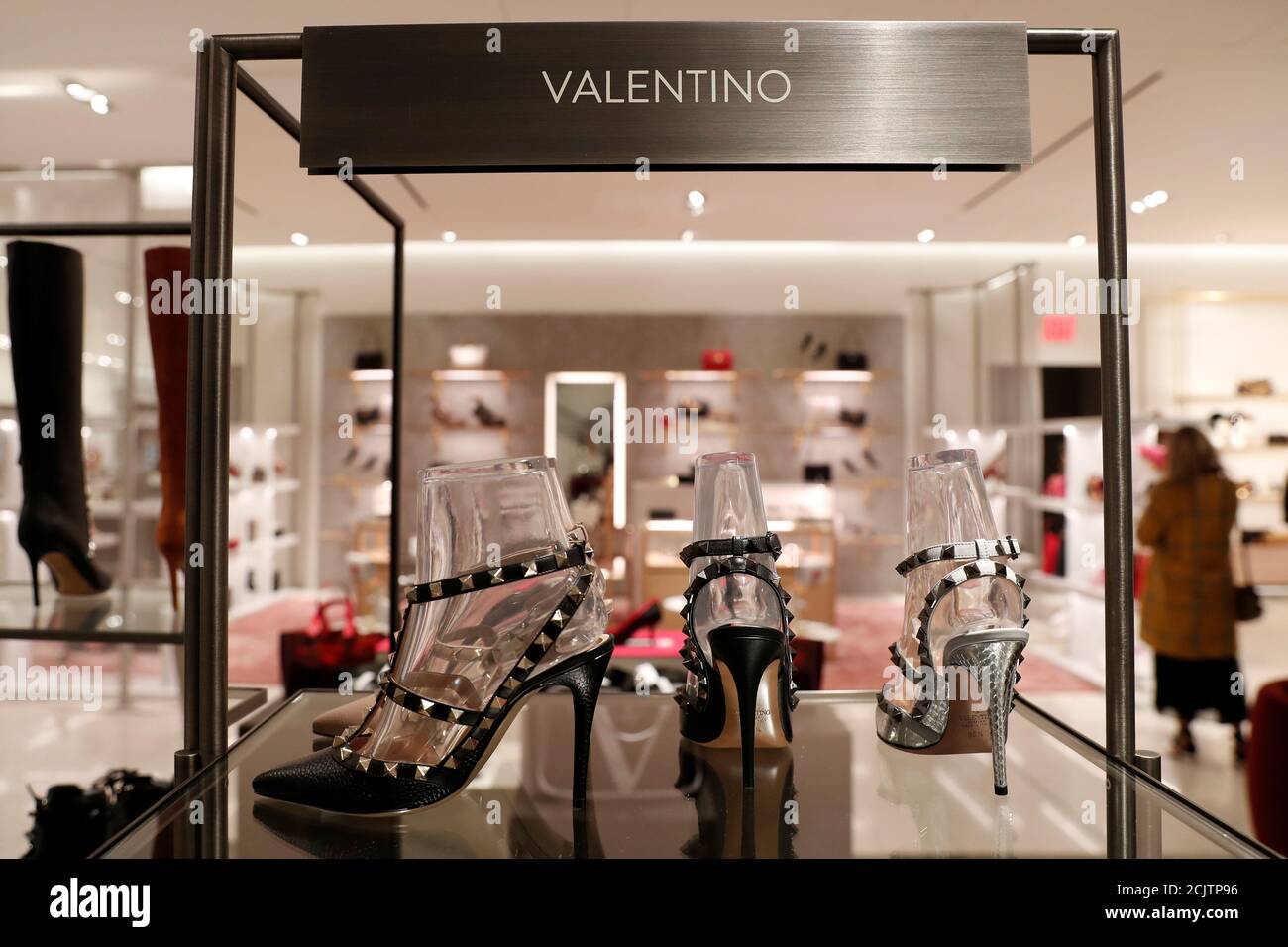 Los zapatos de diseño Valentino se ven en exhibición en la tienda insignia  Nordstrom se ve durante un avance de los medios en Nueva York, EE.UU., 21  de octubre de 2019. REUTERS/Shannon