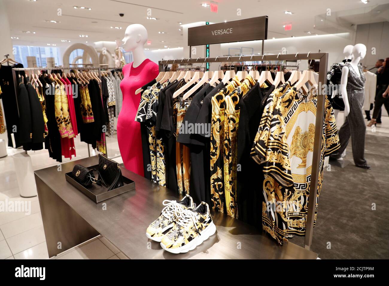 La ropa Versace se ve en exhibición en la tienda insignia Nordstrom durante  una vista previa de los medios en Nueva York, ., 21 de octubre de  2019. REUTERS/Shannon Stapleton Fotografía de