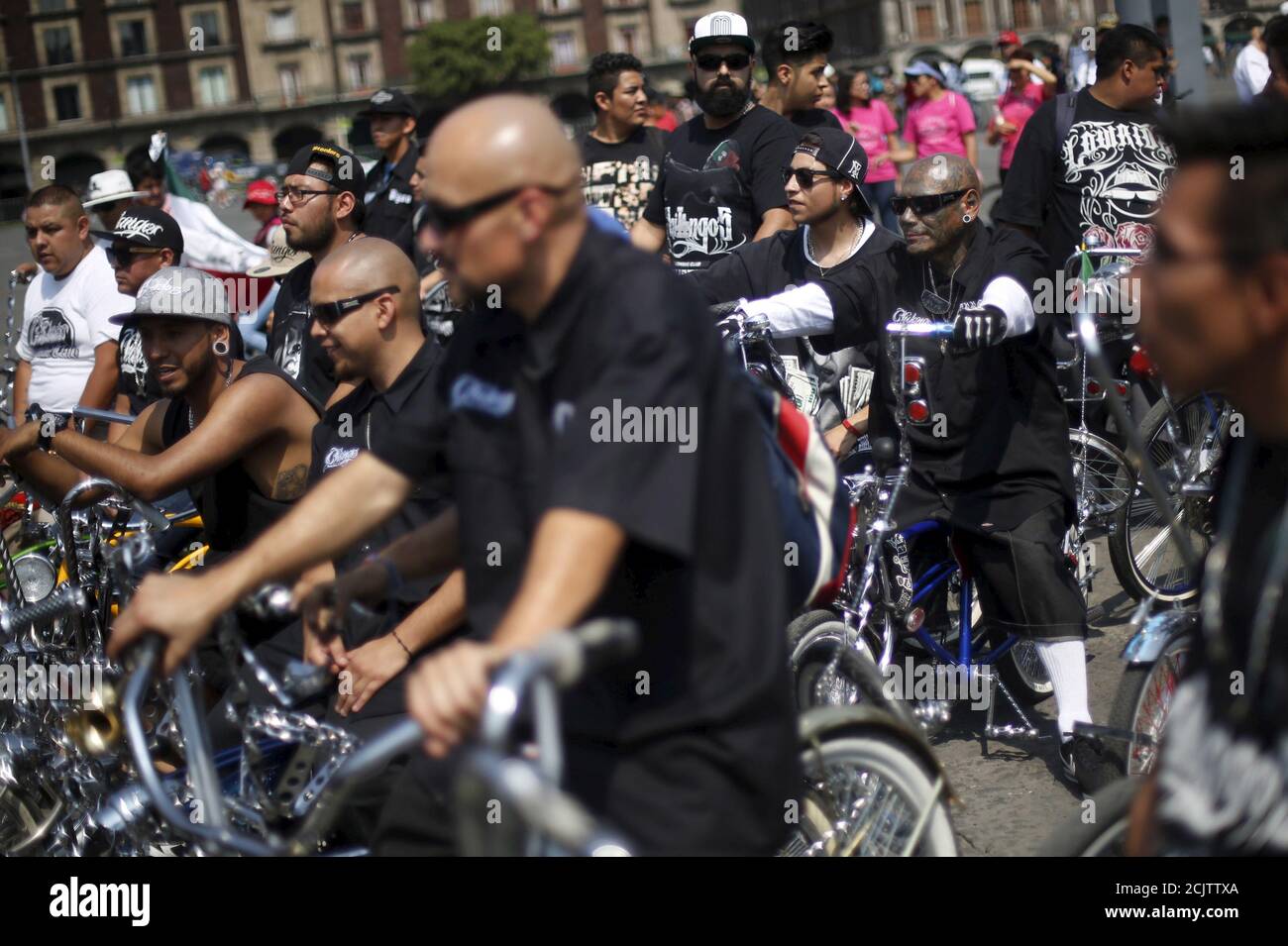 Los ciclistas se reúnen para formar una forma de bicicleta con el objetivo de promover el ciclismo como modo de transporte y conmemorar el día de la bicicleta, que se celebra anualmente el 19 de abril, en la plaza Zócalo en la Ciudad de México, México, el 10 de abril de 2016. REUTERS/Edgard Garrido Foto de stock