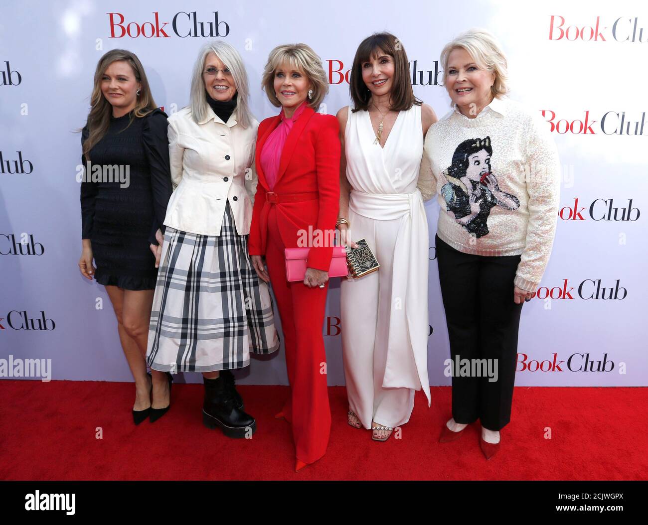Miembros del reparto (L-R) Alicia Silverstone, Diane Keaton, Jane Fonda,  Mary Steenburgen y Candice Bergen posan en el estreno de la película 
