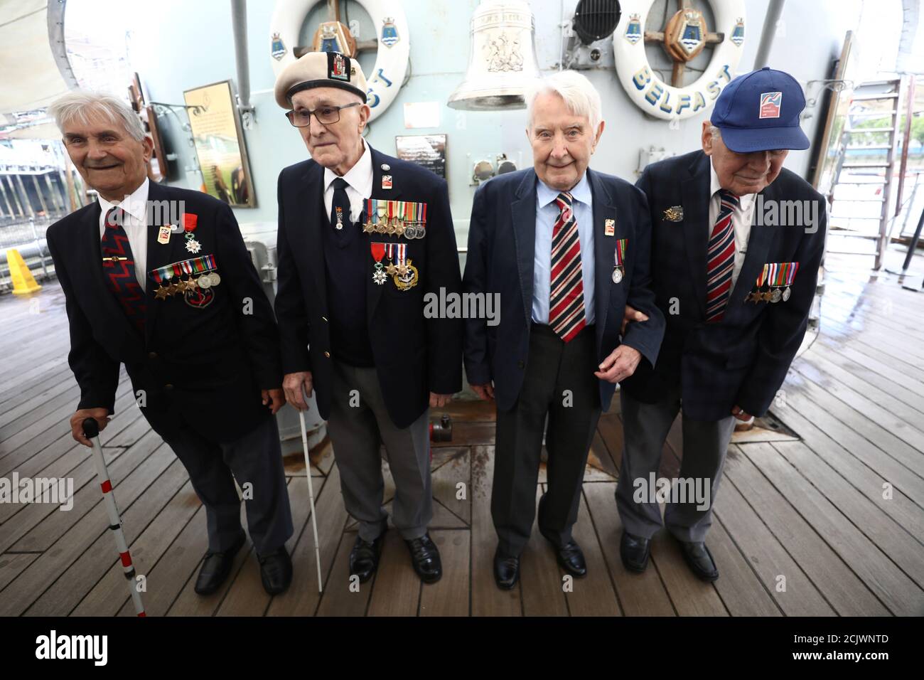 Los veteranos del día D de los veteranos ciegos del Reino Unido Bob Jones, Nev Lees, John Connelly y Arthur Barnes posan para una fotografía a bordo del HMS Belfast, un acorazado británico que sobrevivió a la Segunda Guerra Mundial, durante el 75 aniversario del día D, en Londres, Gran Bretaña, 6 de junio de 2019. REUTERS/Simon Dawson Foto de stock