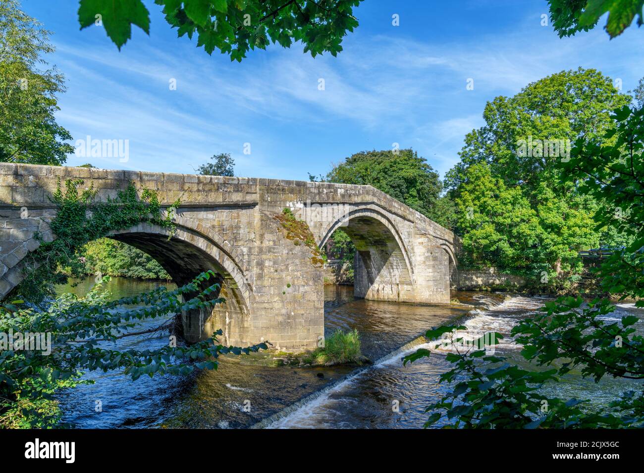 Puente sobre el río Wharfe en el inicio de la calle Dales Way, Ilkley, North Yorkshire, Inglaterra, Reino Unido. Foto de stock