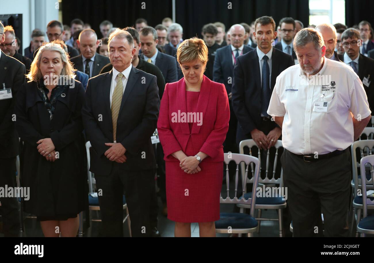 El primer ministro de Escocia, Nicola Sturgeon, observa un minuto de silencio en memoria de aquellos que murieron en el incendio de la Torre Grenfell durante una visita al Centro de Investigación de formación Avanzada en Renfrew, Glasgow, 19 de junio de 2017. REUTERS/Jane Barlow/Pool Foto de stock
