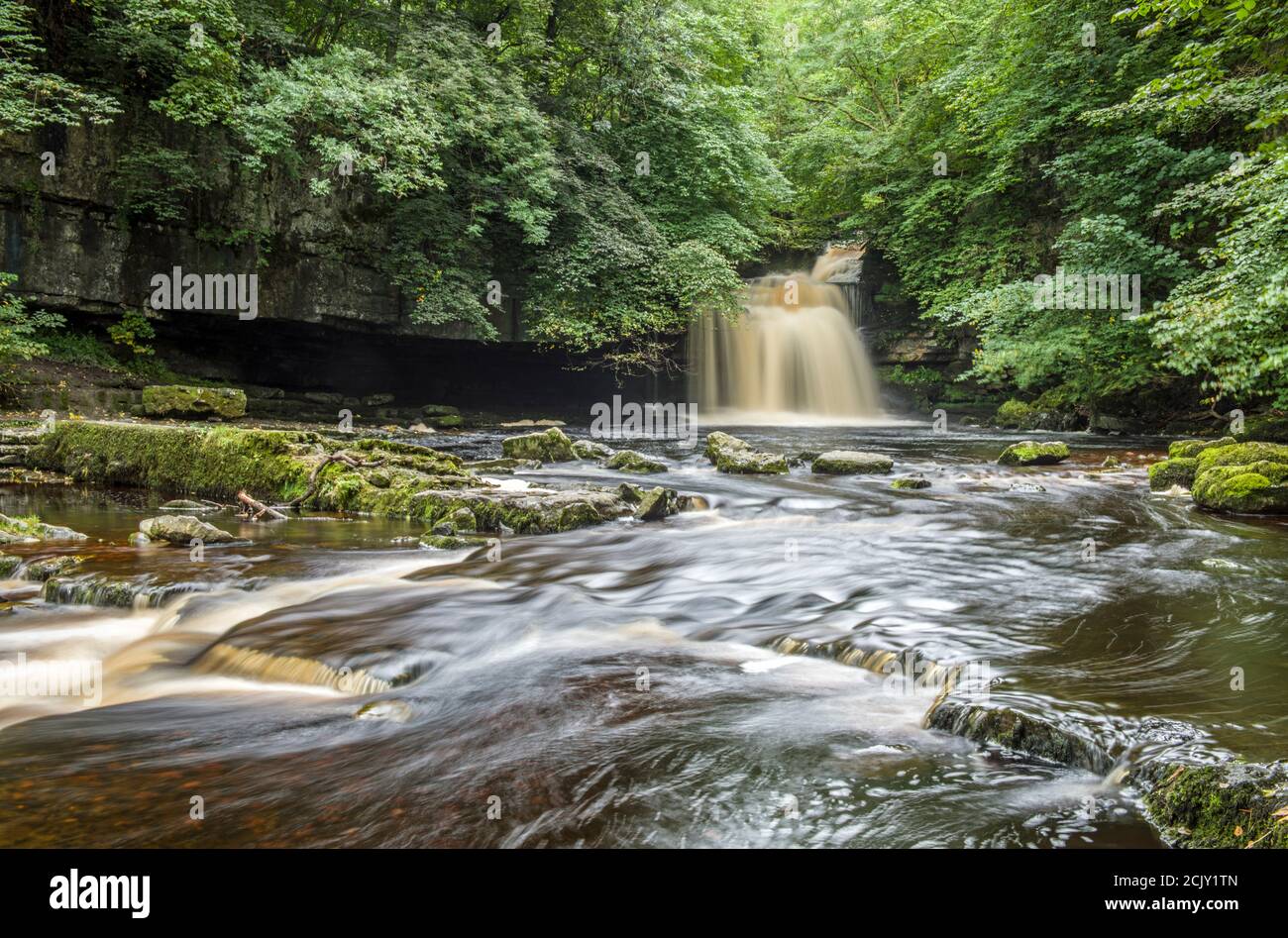 La cascada en West Burton en Bishopdale, cerca de su ubicación a Wensleydale. Las cataratas también se conocen como Cascadas de Cauldron y Cascada de West Burton. Foto de stock