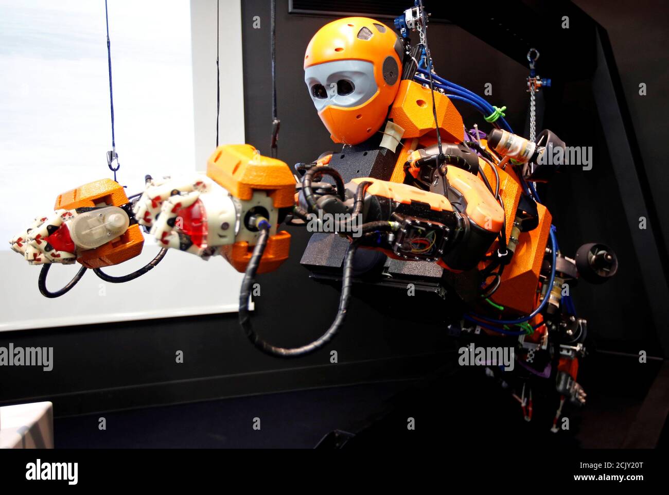 Robot de Buceo humanoide OceanOne, con un torso humanoide y una sección de  cola similar a la de las sirenas, con propulsores y sensores para mantener  la natación con el robot de