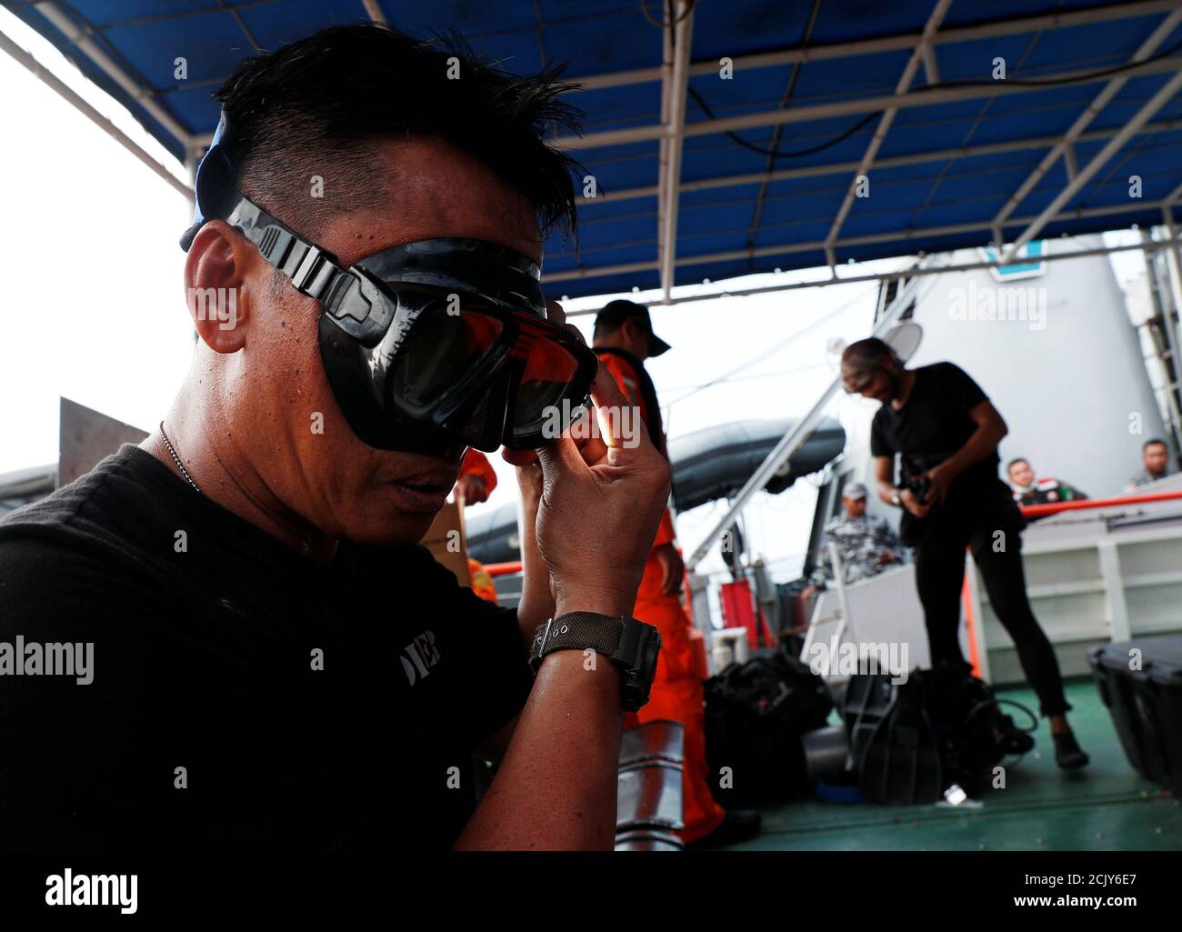 Hendrata Yudha, 50, (L) prepara su equipo antes de una inmersión para confirmar la ubicación del fuselaje del vuelo JT610 de Lion Air en un área de búsqueda en aguas de Karawang, Indonesia, 31 de octubre de 2018. REUTERS/Edgar su Foto de stock