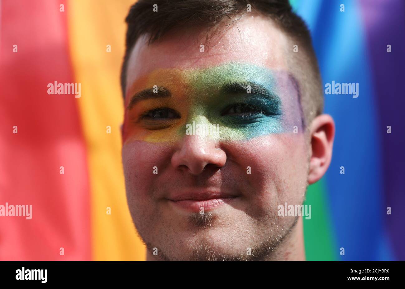 Un participante lleva maquillaje arcoiris durante el festival inaugural Gay  Pride en apoyo de la comunidad LGBT en Batesville, Arkansas, EE.UU., 22 de  junio de 2019. REUTERS/Jim Urquhart Fotografía de stock -