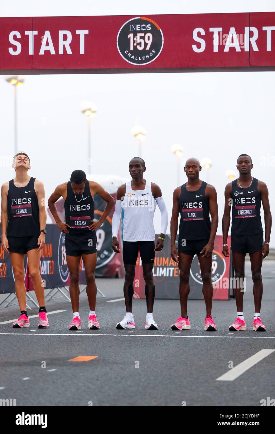 Eliud Kipchoge de Kenia, el récord mundial del maratón, con zapatillas Nike  Vaporfly, se prepara para el inicio de su intento de correr una maratón en  menos de dos horas en Viena,