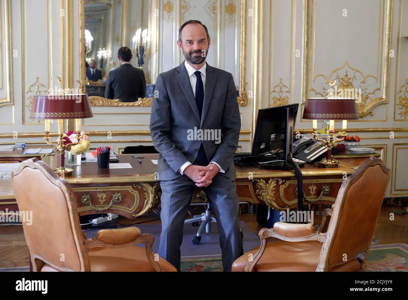 French Prime Minister Edouard Philippe poses in his offices at the Hotel de  Matignon after the announcement of his new government in Paris, France, May  17, 2017. REUTERS/Charles Platiau Fotografía de stock -