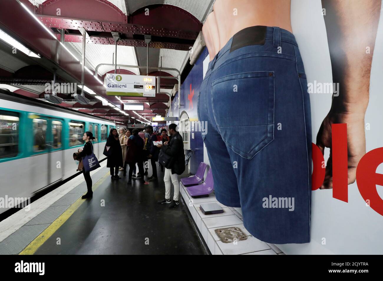 Un anuncio gigante en 3D para un par de jeans de la Marca de ropa Celio se  ve en la estación de metro de Opera en París, Francia, 25 de octubre de