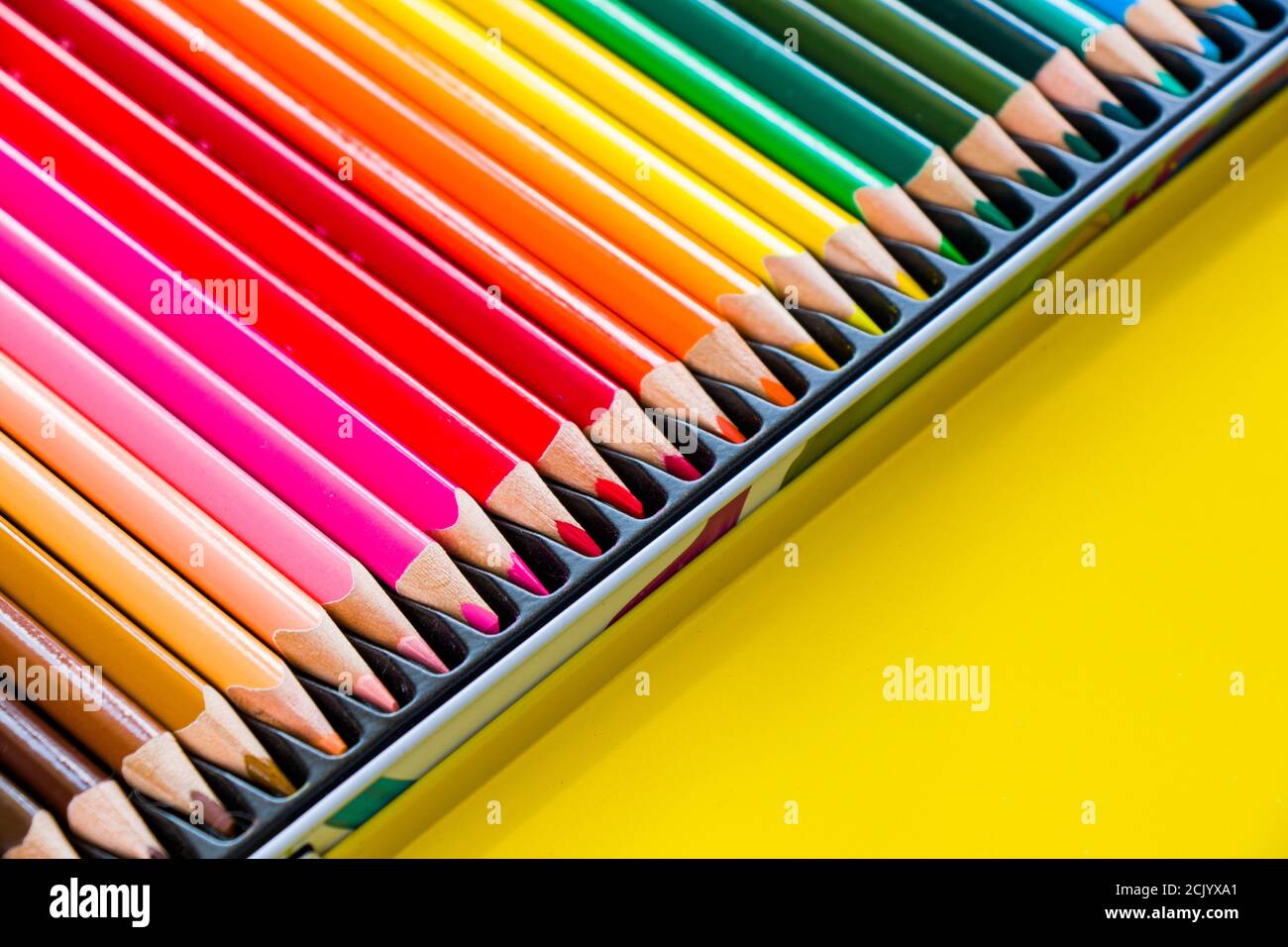 Coloridos lápices multicolores para dibujar y pintar, variaciones de color  Fotografía de stock - Alamy