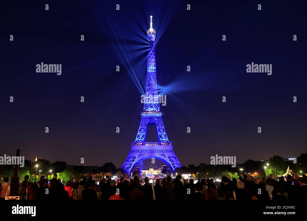 La torre Eiffel está iluminada durante un espectáculo de luces para  celebrar su 130º aniversario en París, Francia, el 15 de mayo de 2019.  REUTERS/Gonzalo fuentes Fotografía de stock - Alamy