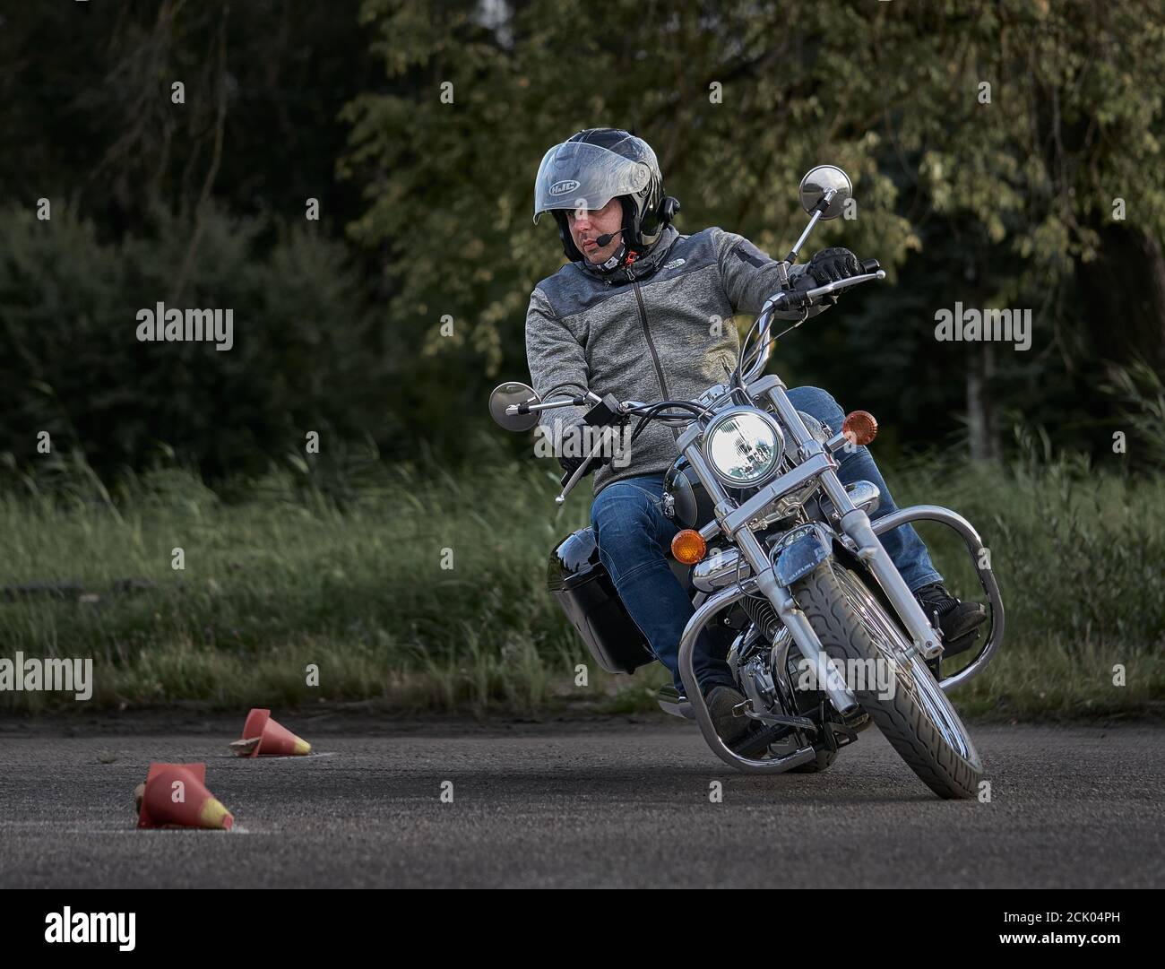 Hombre En Traje De Moto Blanco Y Negro Montando Motocross Dirt Bike · Foto  de stock gratuita