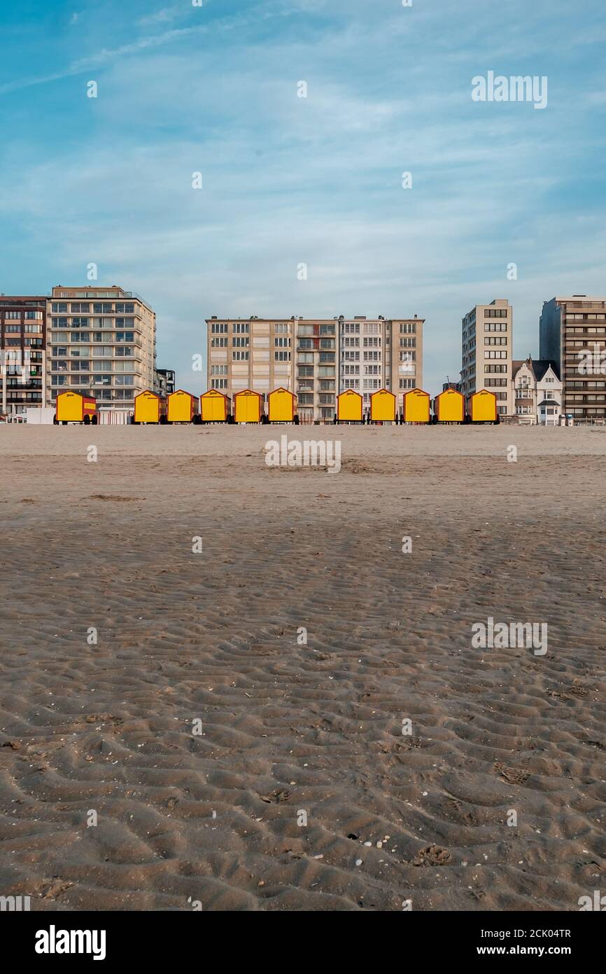 Vintage cabañas de playa en la costa belga al atardecer Foto de stock