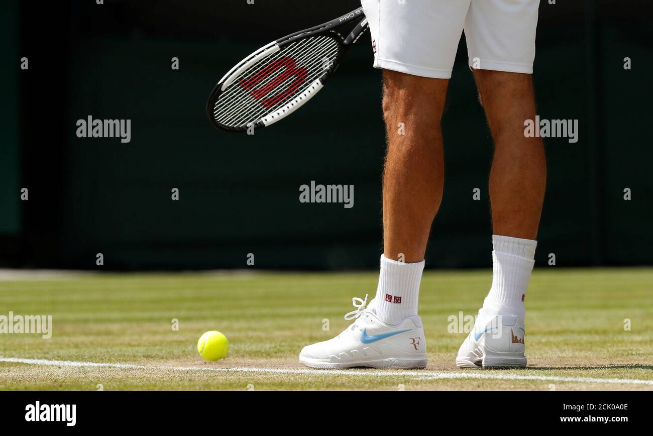 Tenis - Wimbledon - All England Lawn Tennis and Croquet Club, Londres, Gran Bretaña - 11 de julio de 2018. El Roger Federer lleva calcetines de la Marca Uniqlo y zapatillas