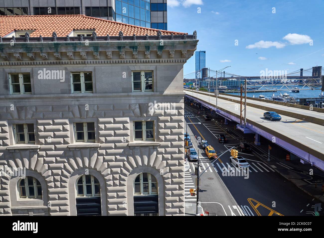 Vista del bajo Manhattan con el FDR Drive, el East River y el Puente de Brooklyn. A la izquierda está el Italianate, que fue la primera Estación de Policía PCT Foto de stock