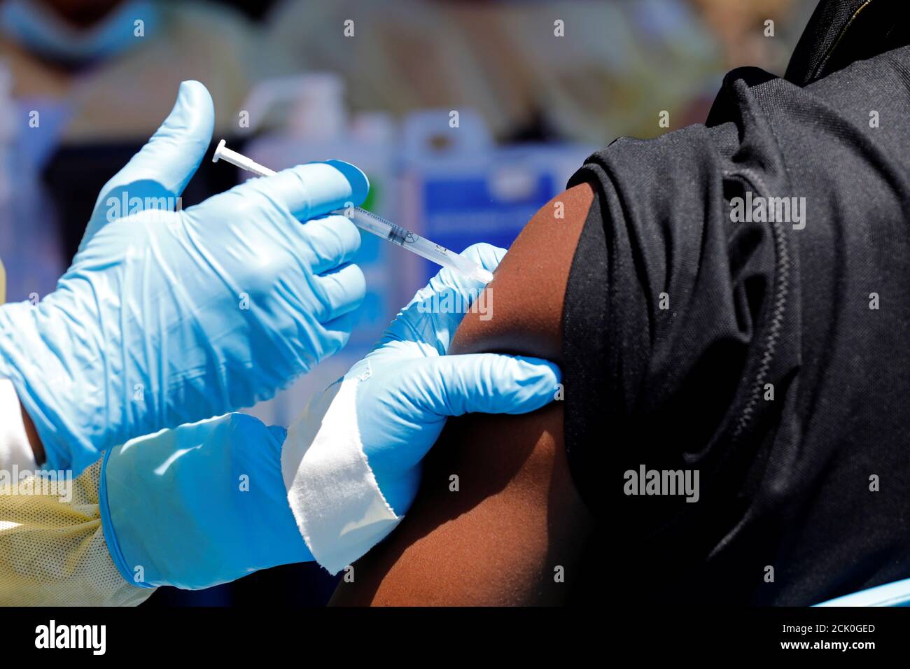 Un trabajador de salud inyecta a un hombre con la vacuna contra el Ébola en Goma, República Democrática del Congo, 5 de agosto de 2019. REUTERS/Baz Ratner Foto de stock