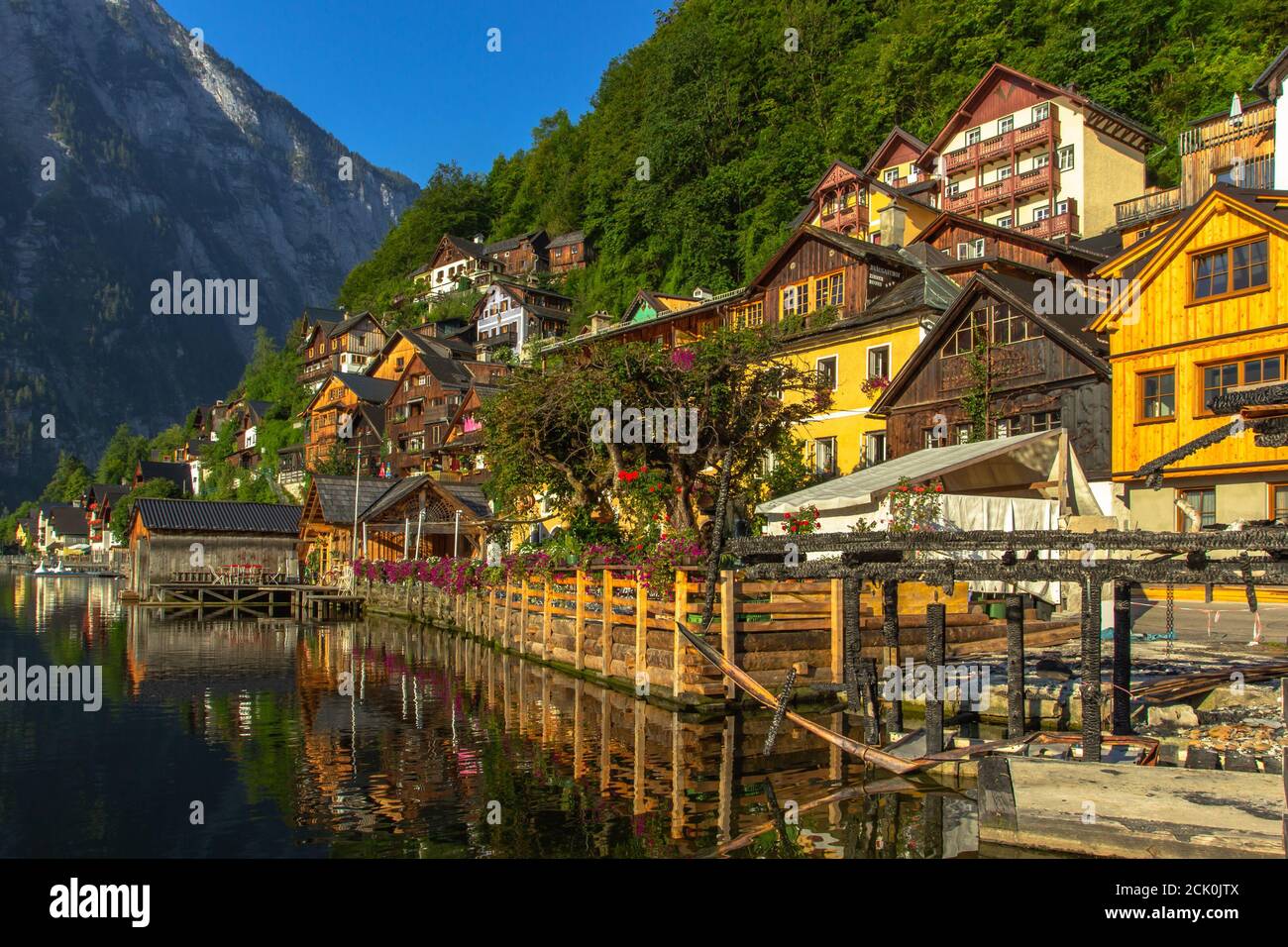 Vista clásica de postal de la famosa ciudad de Hallstatt junto al lago, Austria. Vista panorámica panorámica de la hermosa ciudad que se refleja en Hallstatter See.hermoso sol Foto de stock