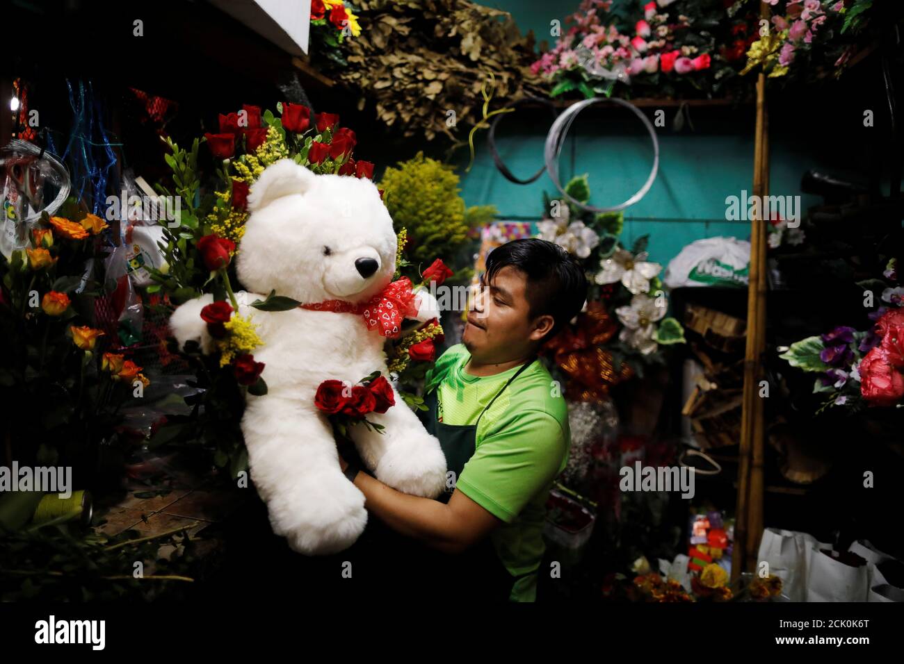 Una floristería tiene un oso de peluche decorado con flores durante el día  de San Valentín en el mercado de San Miguelito en San Salvador, el Salvador,  14 de febrero de 2020.