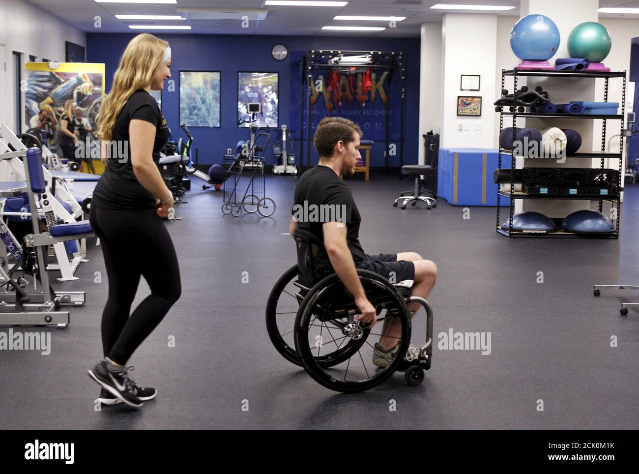 El parapléjico Adam Fritz (R) se encamina a la siguiente estación con  Kristen Johnson, un especialista en recuperación de lesiones de la médula  espinal, en la instalación de Project Walk en Claremont,