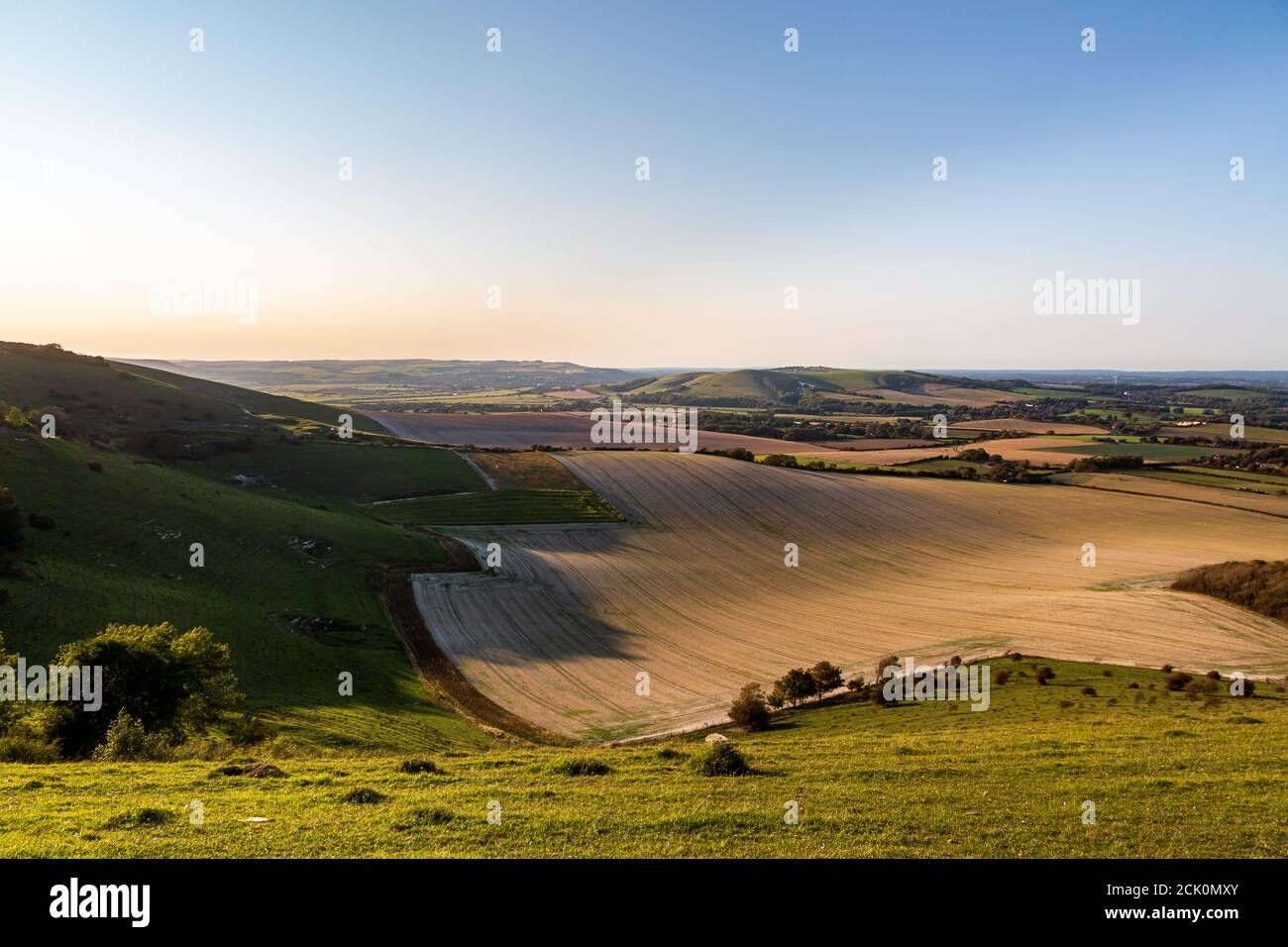 Con vistas a las tierras de cultivo desde Firle Beacon, en una soleada tarde de verano Foto de stock