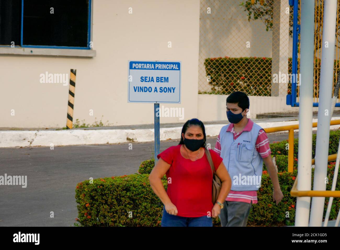 Manaus, Brasil. 15 de septiembre de 2020. Fábrica de Sony en el Distrito Industrial de Manaus (AM), este martes por la tarde (15). Sony anunció el lunes (14) que cerrará su fábrica en Brasil a partir del primer semestre de 2021. En la foto, los empleados que salen de la empresa. Crédito: Sandro Pereira/FotoArena/Alamy Live News Foto de stock