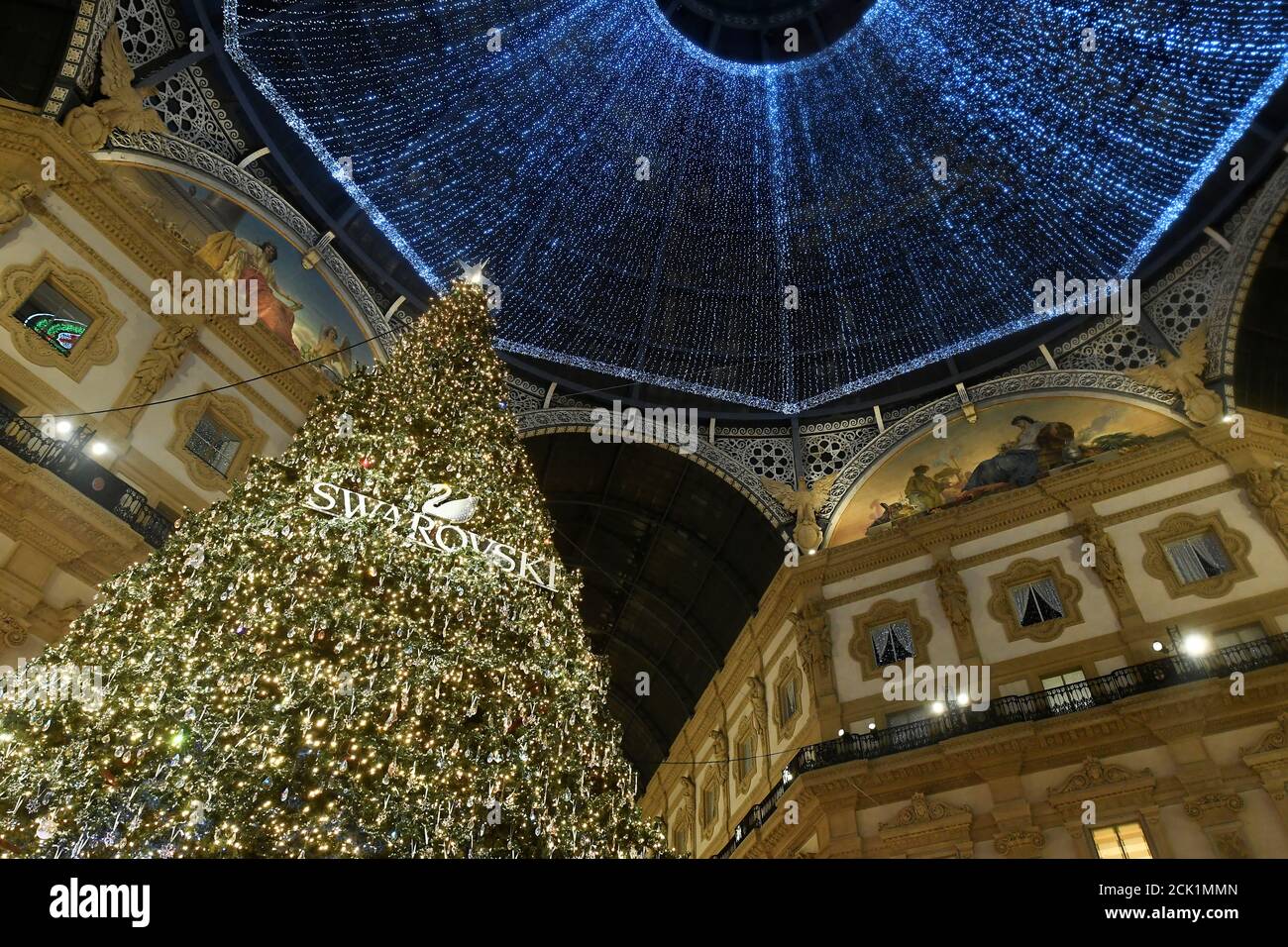 Un árbol de Navidad decorado con cristales de Swarovski se encuentra en el  centro comercial Galleria Vittorio Emanuele II en el centro de Milán,  Italia, 1 de diciembre de 2019. REUTERS/Flavio lo