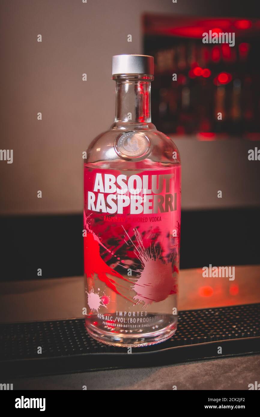Absolut Raspberri Con Que Se Toma Buenos Aires, Argentina; 21 de enero de 2018: Una botella de Absolut  Raspberri vodka delante en un bar. Vodka con sabor a frambuesa Fotografía  de stock - Alamy
