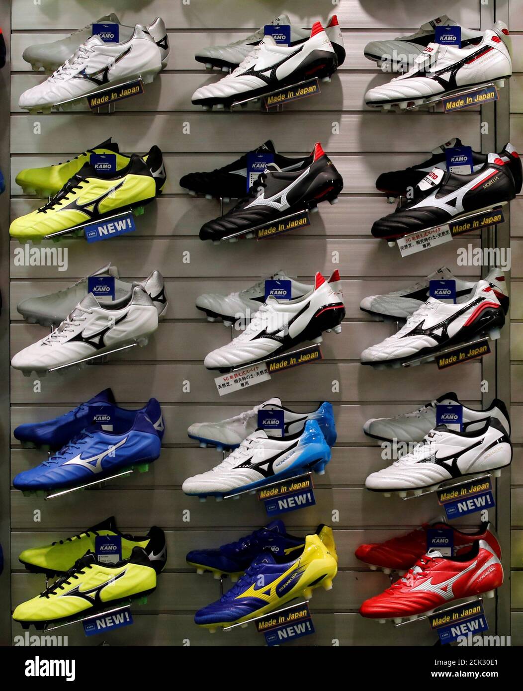 Los zapatos de fútbol Mizuno se exhiben en la tienda DE fútbol en Tokio, Japón 17 de mayo de 2018. REUTERS/Kim Kyung-Hoon de stock -