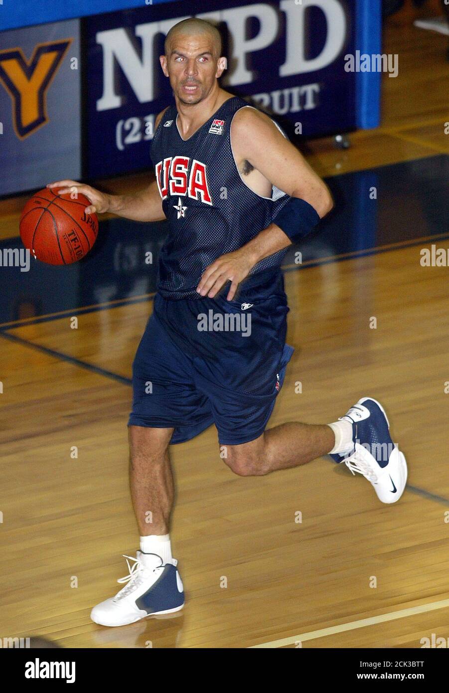 Jason Kidd, de los New Jersey Nets, trae el balón hasta la cancha durante  una práctica del equipo de baloncesto olímpico en los Estados Unidos en el  John Jay College en Nueva