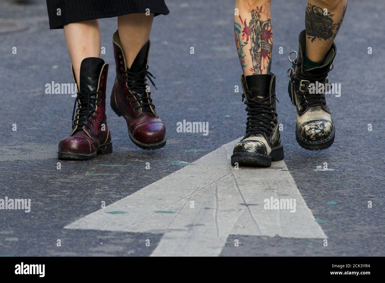 Un hombre tatuado y una mujer usan botas pesadas mientras caminan en el  distrito comercial de moda de Hongdae en Seúl, 3 de mayo de 2015.  REUTERS/Thomas Peter Fotografía de stock - Alamy