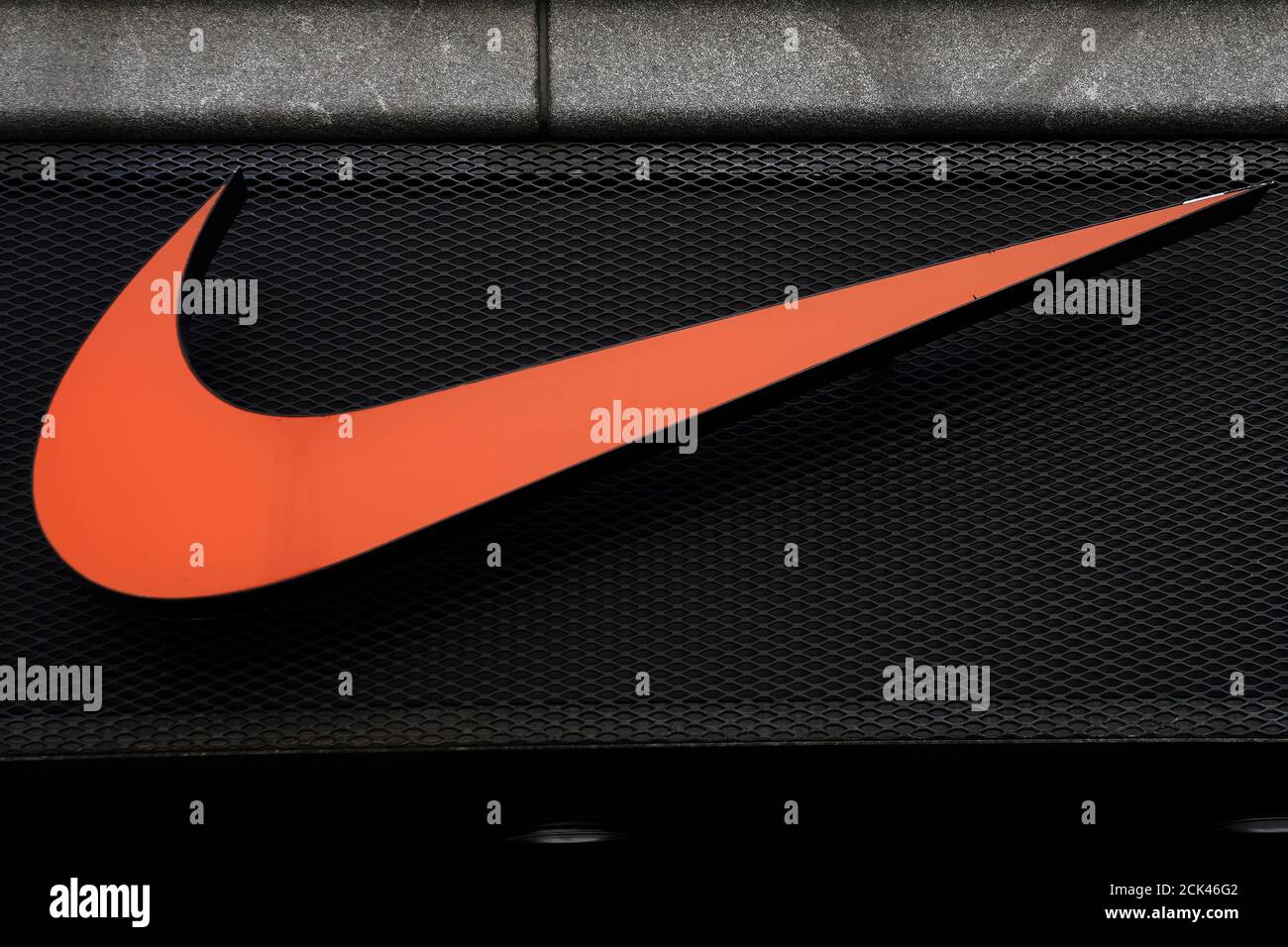 El logotipo de Nike Swoosh se muestra en una tienda en la ciudad de Nueva  York, Nueva York, EE.UU., 4 de septiembre de 2018. REUTERS/Carlo Allegri  Fotografía de stock - Alamy