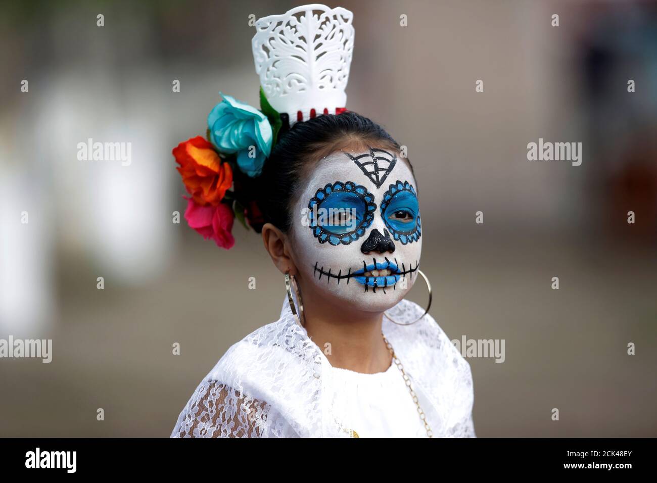 Una niña con su cara pintada como 'Catrina' participa en un desfile de  Catrina antes del día de los muertos en el estado de Saltillo de Coahuila,  México, 31 de octubre de