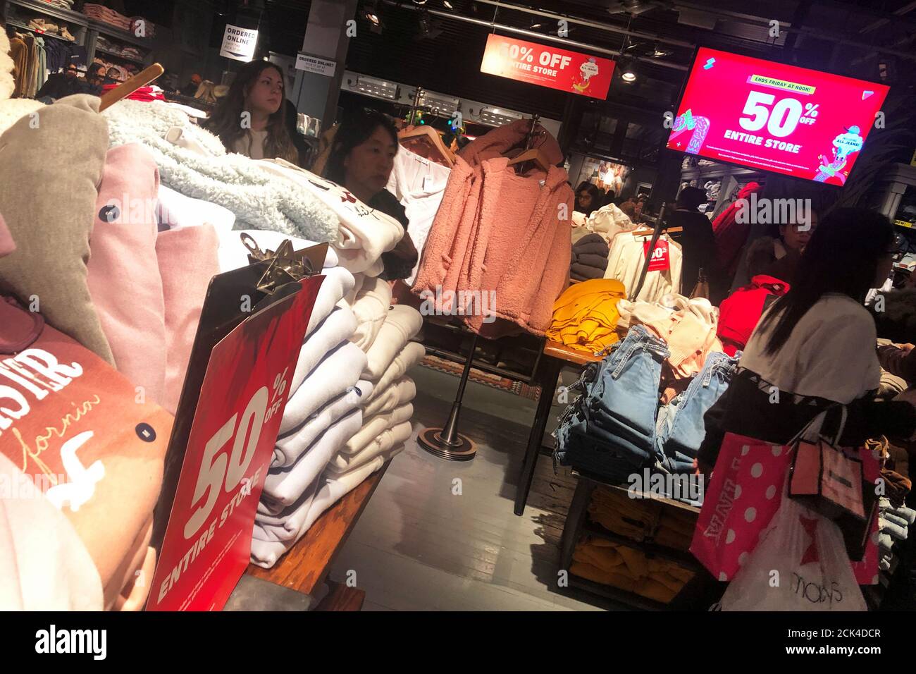 La gente compra dentro de la tienda de ropa Hollister durante el evento de ventas del Black Friday Roosevelt Field Mall en Garden City, Nueva York, EE.UU., 29 de noviembre