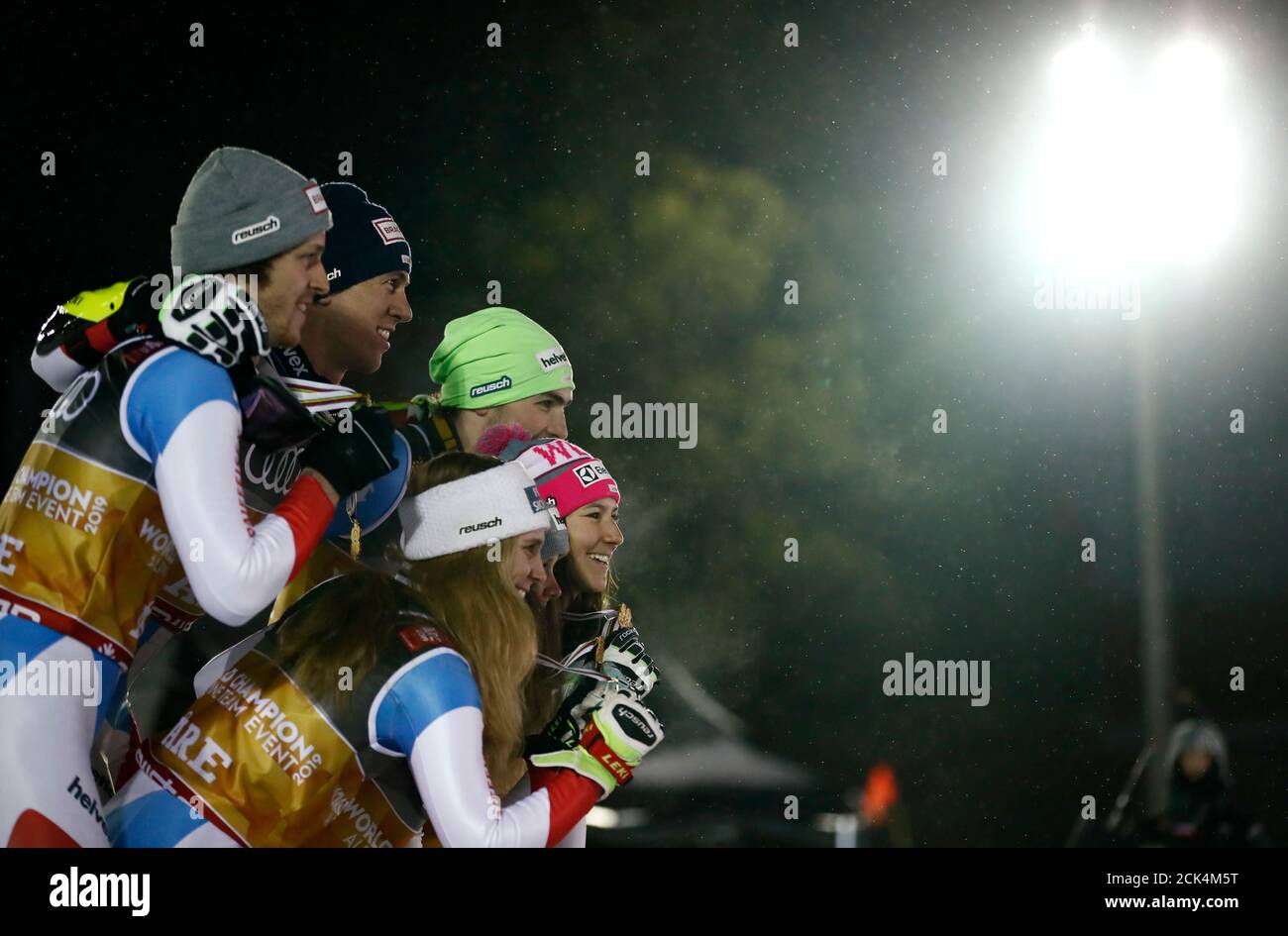 Esquí alpino - FIS Campeonato Mundial de esquí alpino - evento mixto del equipo alpino - son, Suecia - 12 de febrero de 2019 - medallistas de oro Aline Danioth, Andrea Ellenberger, Wendy Holdener, Sandro Simonet, Daniel Yule y Ramon Zenhaeusern de Suiza posan con sus medallas. REUTERS/Christian Hartmann Foto de stock