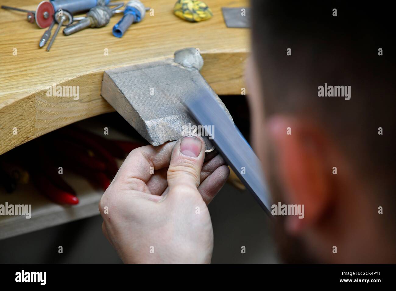 Un artesano especialista archiva un anillo en el taller de joyería de 77  diamantes en Londres, Gran Bretaña, 26 de junio de 2019. Foto tomada en  junio de 26. REUTERS/Toby Melville Fotografía