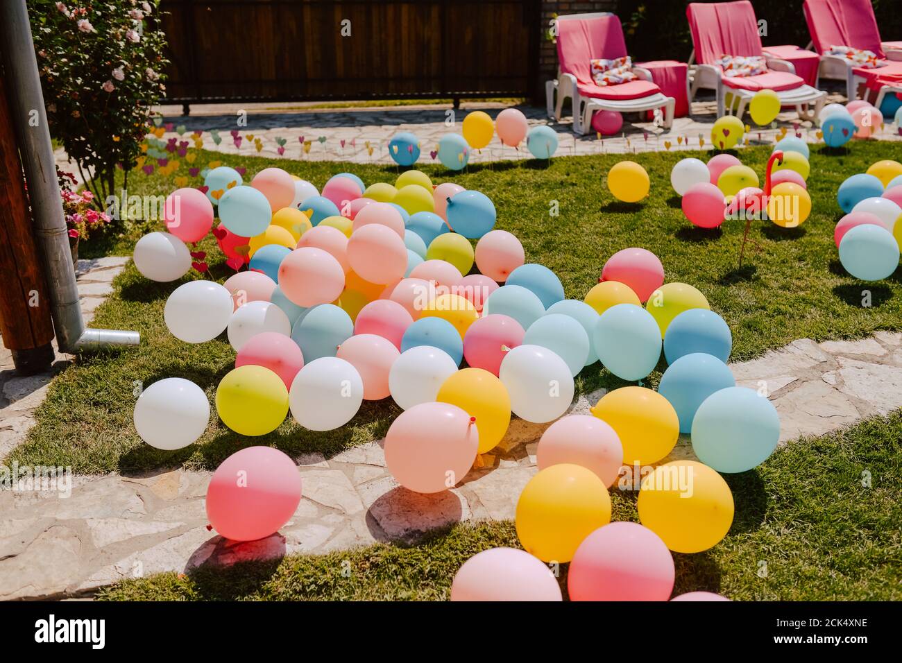 Patio hermosamente decorado con globos de piscina y flamencos rosados.  Decoración de jardín para una fiesta de verano Fotografía de stock - Alamy