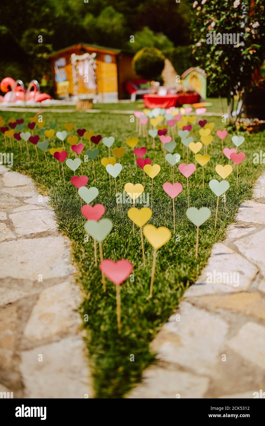 Patio hermosamente decorado. Decoración de jardín para una fiesta de verano  Fotografía de stock - Alamy