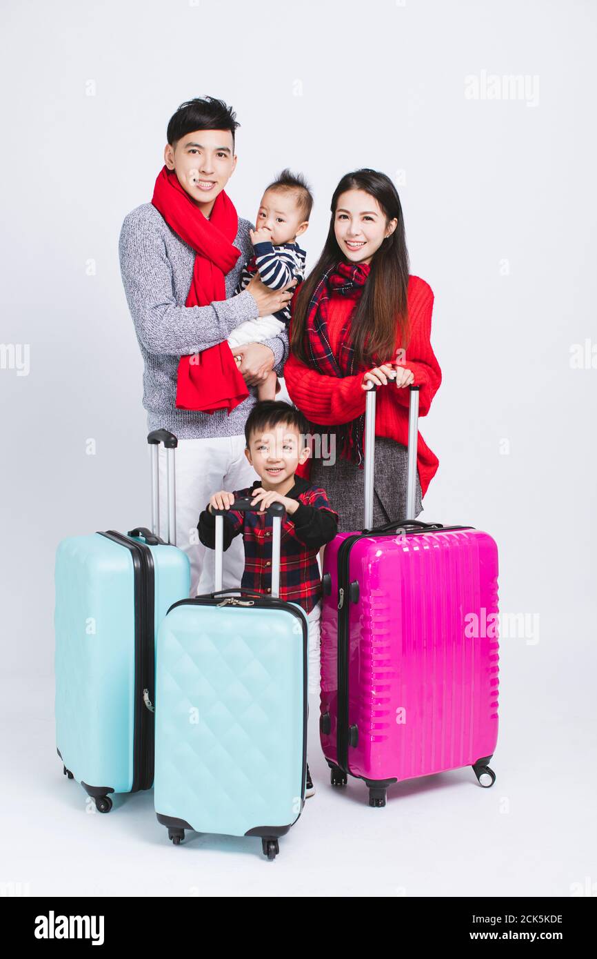 Familia feliz con ropa de abrigo sobre fondo blanco y conceptos de vacaciones de invierno Foto de stock
