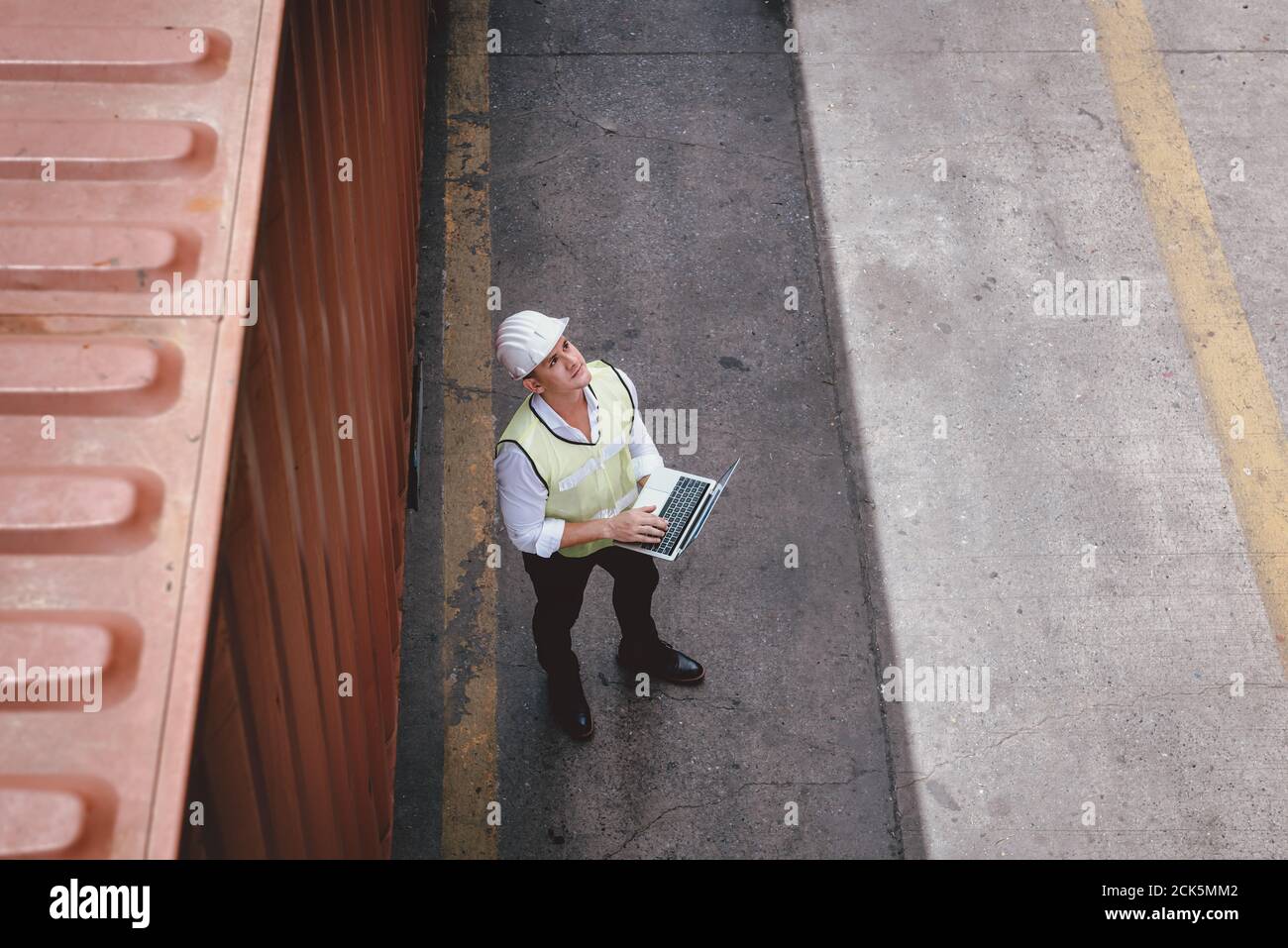 Transporte de Contenedores Logística Ingeniería de importación/exportación Industria del transporte, Ingeniero de Transporte está controlando la Gestión de contenedores Caja en LAPT Foto de stock