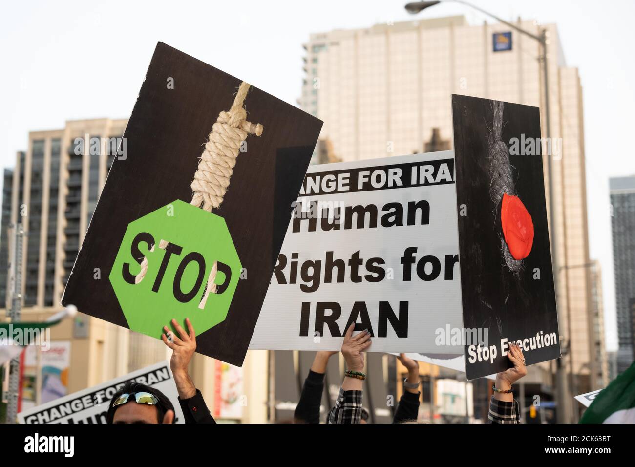 Los manifestantes condenan a la República Islámica de Irán por ejecutar a Navid Afkari y piden derechos humanos en una protesta en Toronto, Ontario. Foto de stock