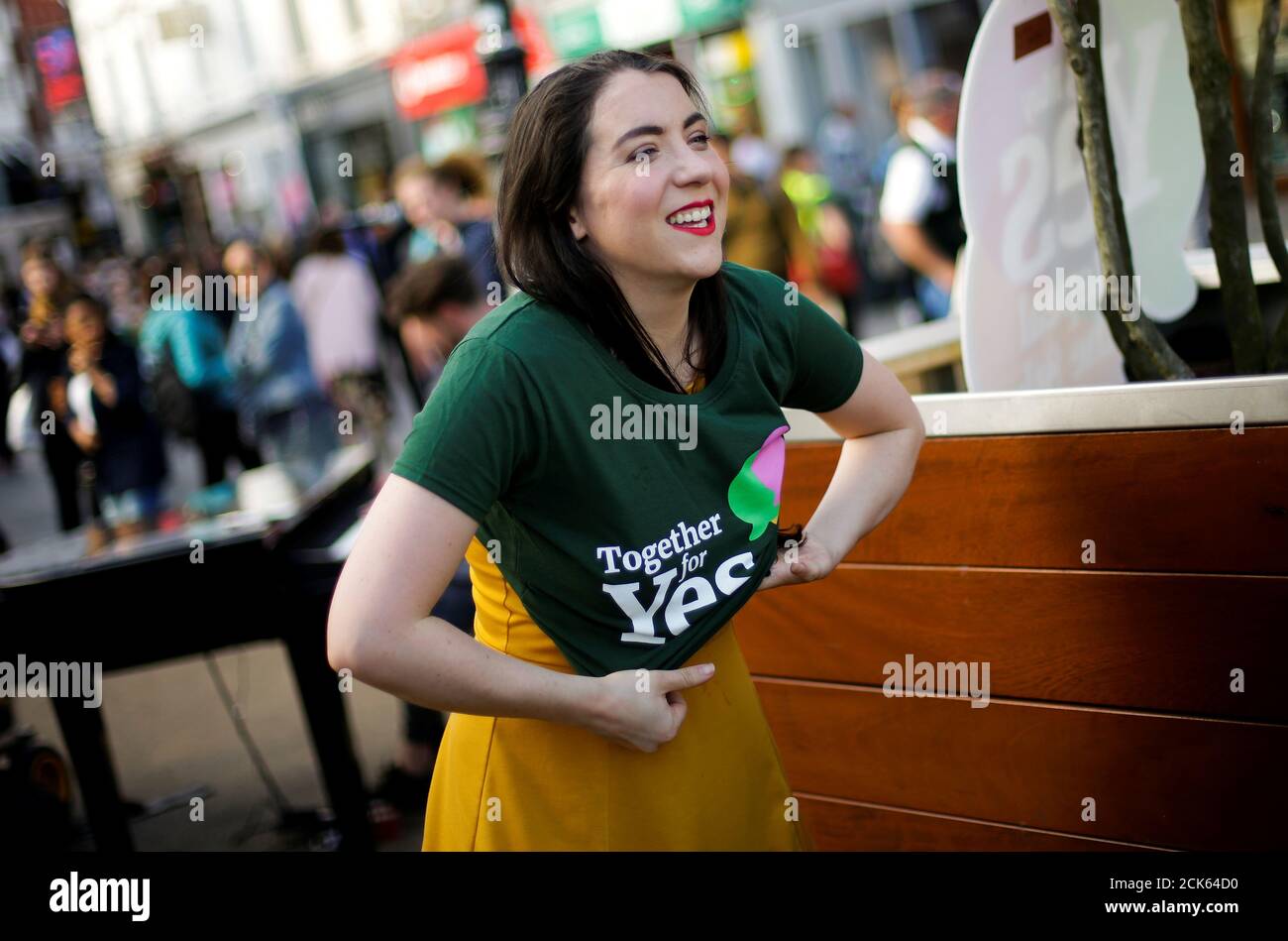 Una mujer viste una camiseta mientras Irlanda celebra un referéndum sobre la iberalización de las leyes de aborto, en Dublín, Irlanda, el 25 de mayo de 2018. REUTERS/Max Rossi Foto de stock