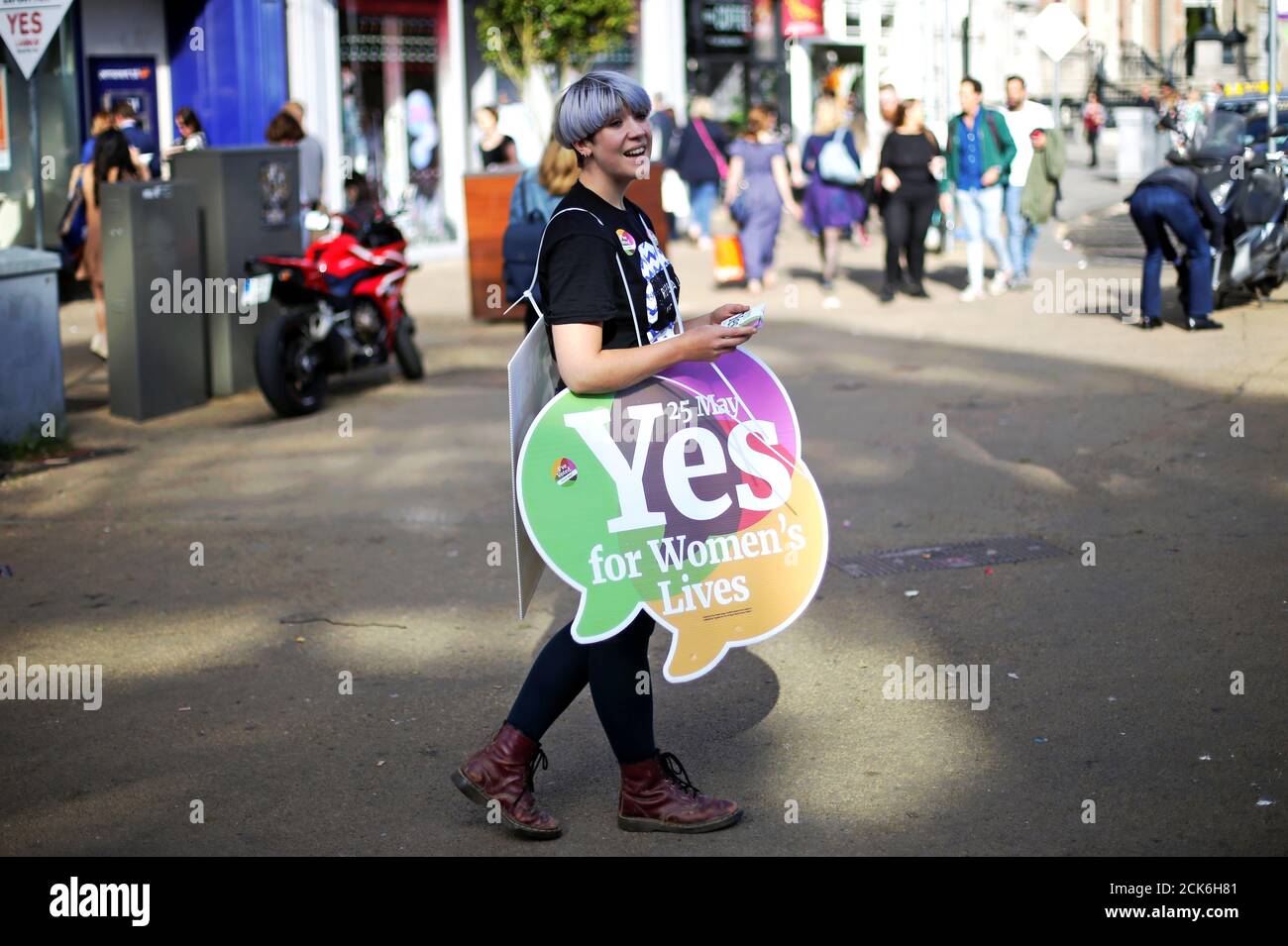 Una mujer lleva un cartel cuando Irlanda celebra un referéndum sobre la liberalización de las leyes de aborto, en Dublín, Irlanda, el 25 de mayo de 2018. REUTERS/Max Rossi Foto de stock